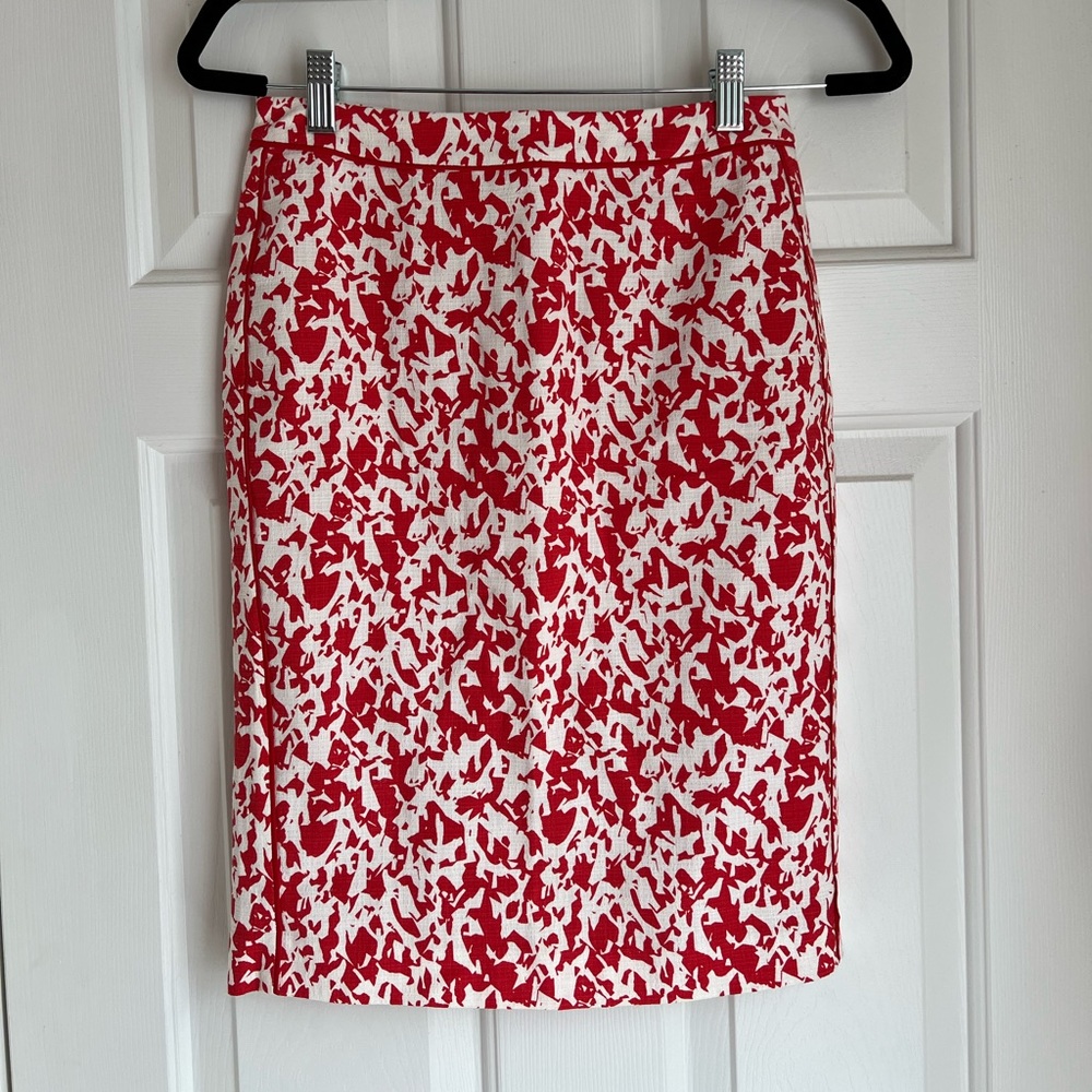 Halogen coral and white fully lined pencil skirt size  0. Like new condition.